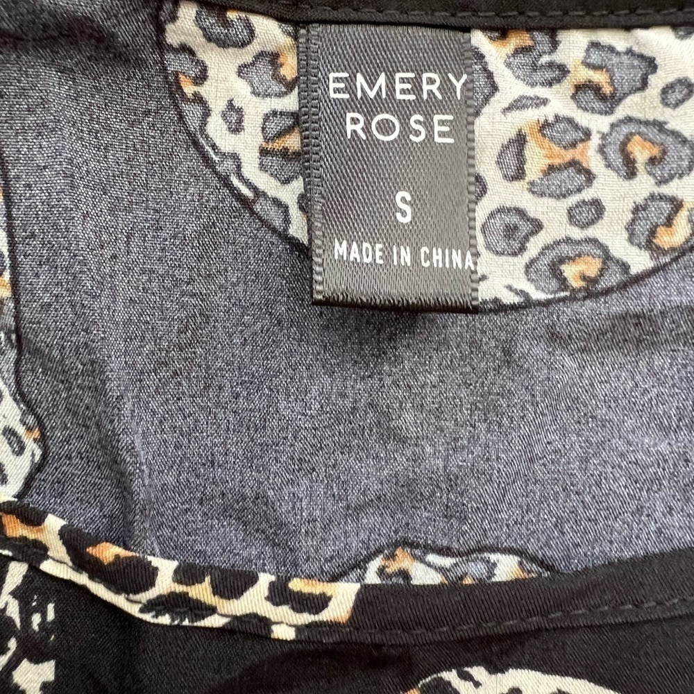 BUNDLE: (1) Emery Rose woman’s Halloween skull blouse size: S + (1) earrings. - Picture 10 of 14